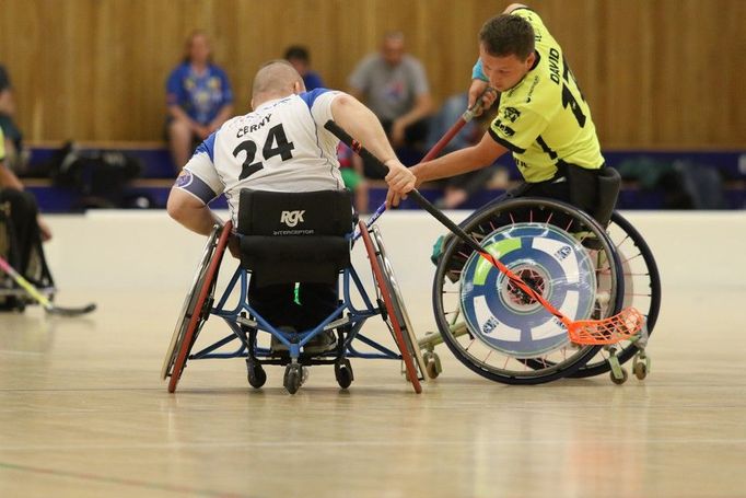 Budějovičtí Štíři deklasovali Meteor Plzeň 11:0. Na fotce o míček bojují domácí Martin Černý s Tomášem Davidem.