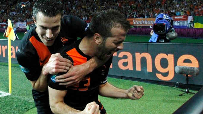 Nizozemský fotbalista Rafael van der Vaart slaví společně s Robinem van Persiem na zádech gól v síti Portugalska v utkání skupiny B na Euru 2012.