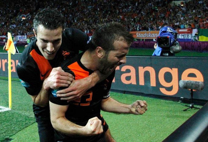 Nizozemský fotbalista Rafael van der Vaart slaví společně s Robinem van Persiem na zádech gól v síti Portugalska v utkání skupiny B na Euru 2012.