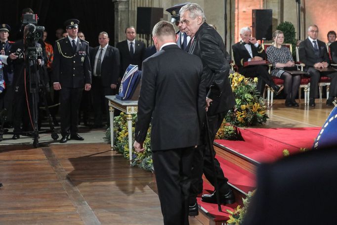 Fotografie z ceremoniálu udílení státních vyznamenání prezidentem ČR Milošem Zemanem na Pražském Hradě. 28. 10. 2019.