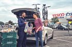 Tesco rozšiřuje službu Klikni a vyzvedni do dalších měst, hotový nákup předá do auta