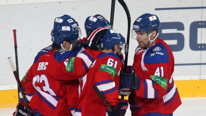 Radost hokejistů Lva. Pražský tým v KHL vyhrál v Chabarovsku a z tripu se vrací se šesti body.