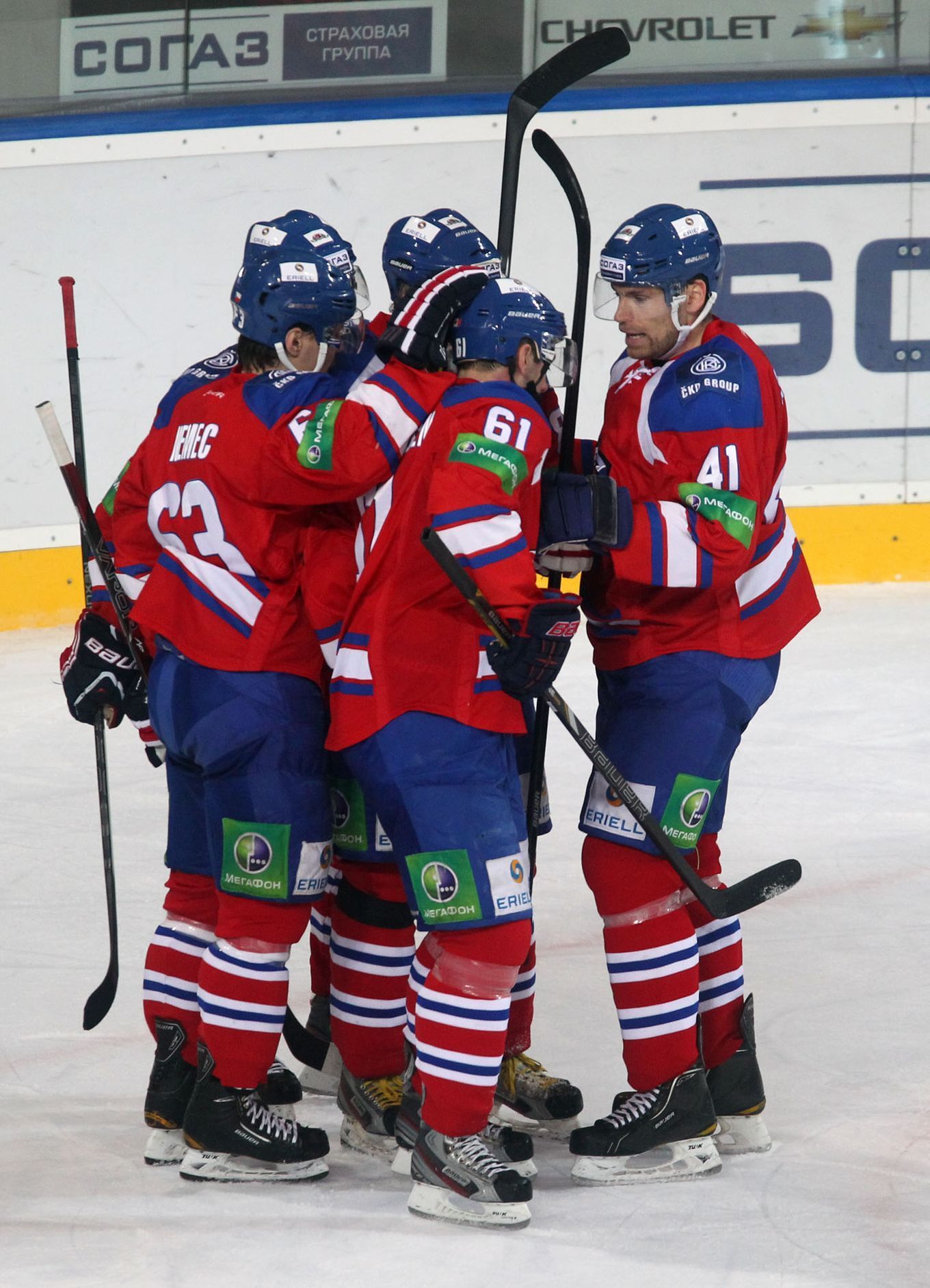 Hokejisté Lva Praha slaví gól v utkání KHL 2012/13 proti Atlantu Mytišči.,
