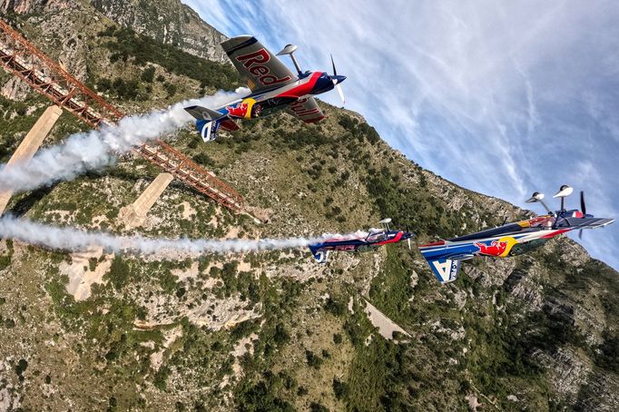 Neuvěřitelný akrobatický kousek českých pilotů v Černé Hoře: skupinový přemet kolem mostu.