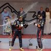 Carlos Sainz junior, Sergio Pérez a Max Verstappen na stupních vítězů po Velké ceně Monaka 2022