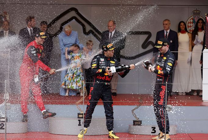 Carlos Sainz junior z Ferrari, Sergio Pérez a Max Verstappen z Red Bullu na stupních vítězů po Velké ceně Monaka 2022