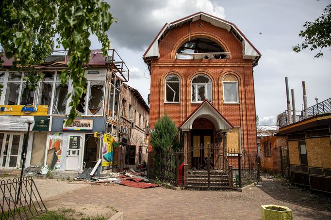 Město Orichiv na jihovýchodě Ukrajiny. Rusové jsou odtud jen pár kilometrů, město rok denně ostřelují a z původních obyvatel jich tu zbyla jen hrstka.