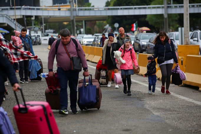 Ukrajinští uprchlíci v mexické Tijuaně na hranicích s USA.