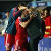 Franck Ribéry a Pep Guardiola při Superpoháru Bayern - Chelsea
