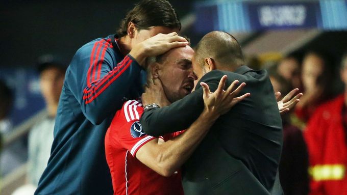 Bayern se i díky jednomu gólu Francka Ribéryho bodově dotáhl na vedoucí Dortmund.