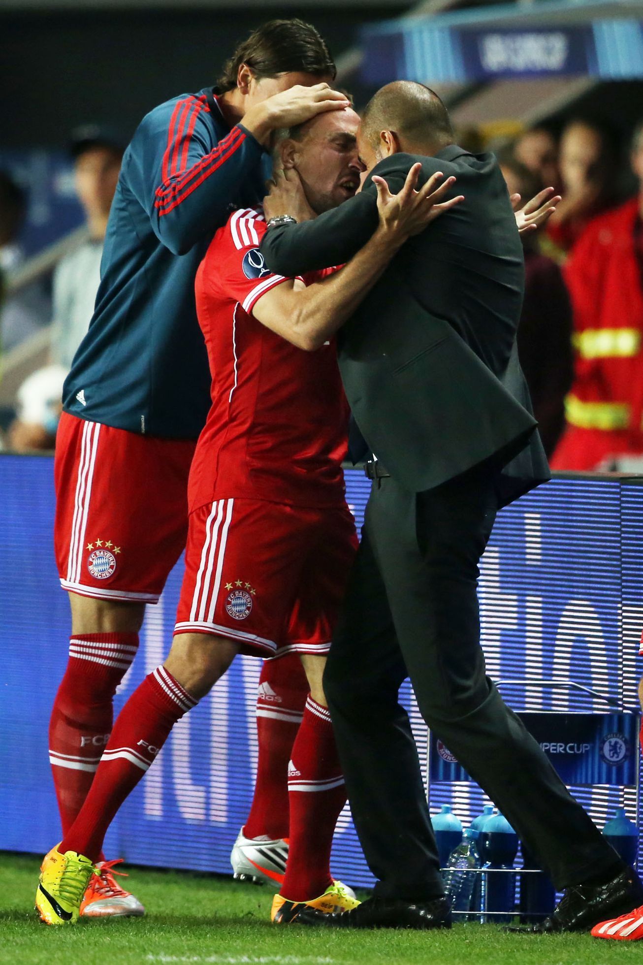 Franck Ribéry a Pep Guardiola při Superpoháru Bayern - Chelsea