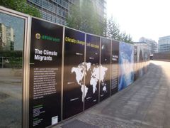 Informační panely o tom, jaké dopady může mít změna klimatu na lidi, se objevily i v okolí budovy Charlemagne, kde konference Zelený týden v Bruselu probíhala.
