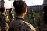 Výcviku ženských osobních ochránkyň se v Pekingu účastní dvacet žen.
