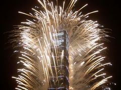Ohňostroj nad jednou z nejvyšších budov světa - věží Tchaj-pej 101 - v Tchaj-peji přivítal nový rok Tchajwanu.