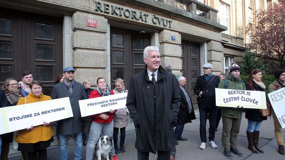 Foto: Studenti ČVUT se stydí za svého rektora. Ten k odchodu nevidí důvod