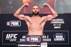 Procházka se svlékl před Joem Roganem. Zírání slavného moderátora baví sítě