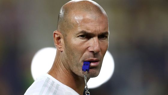 Velel na hřišti, vládne i z lavičky. Zinedine Zidane