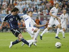 Argentinský Lionel Messi (vlevo) střílí šestý gól svého týmu proti Srbsku a Černé Hoře, vpravo obránce Milan Dudič.