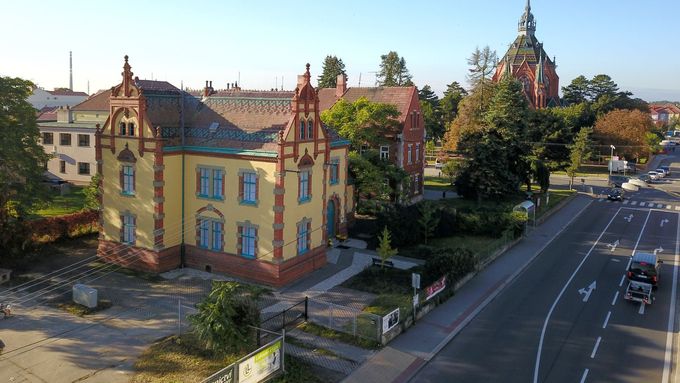 Pohled na břeclavskou část Poštorná s dominantním kostelem Navštívení Panny Marie a rekonstruovanou Havlíčkovou vilou.
