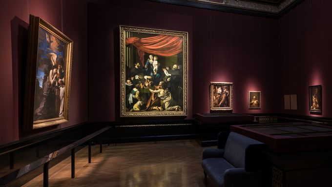 Na snímku z výstavy je uprostřed Caravaggiova Růžencová Madona.