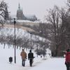 Praha - Petřín - zima - sníh - snowboardisti - lyžování - lanovka