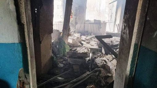 Záběr do interiéru jednoho z bytů poškozené obytné budovy, kterou údajně zasáhly ruské střely z raketometu BM-30 Směrč. Mykolajiv, Ukrajina, 7. 3. 2022.