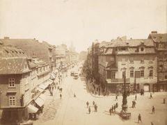 Václavské náměstí v 19. století s plynovými lampami.