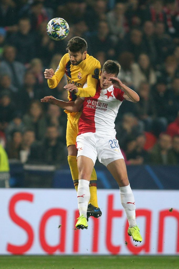 Gerard Piqué a Lukáš Masopust v zápase LM Slavia - Barcelona