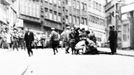 Fotoreprodukce dobového policejního vyšetřovacího spisu k srpnovým událostem v roce 1969.