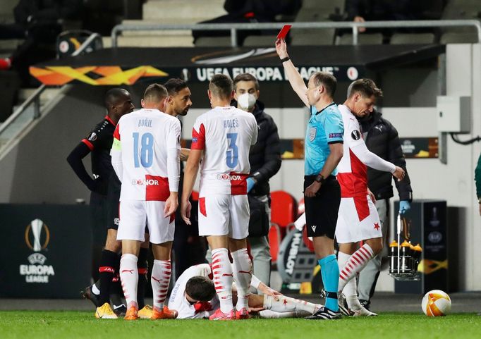 Karim Bellarabi z Leverkusenu dostává červenou kartu v zápase Evropské ligy Slavia Praha - Bayer Leverkusen