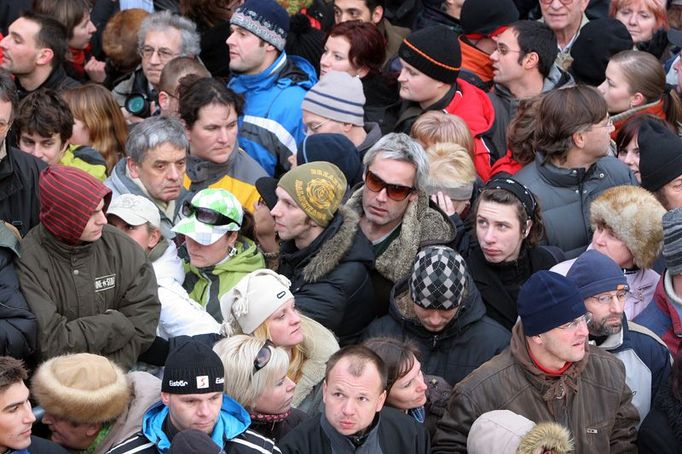 Pro diváky mnoho místa na Hradčanském náměstí nezbylo. Někdy si připadali jako muslimové na pouti do Mekky. Bylo lepší se na závod dívat doma v televizi.