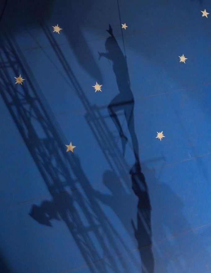 The shadows of the Tabares High Wire troupe are cast on the tent as the group performs at the Cole Brothers Circus of the Stars in Myrtle Beach, South Carolina, March 31, 2013. Traveling circuses such as the Cole Brothers Circus of the Stars, complete with its big top tent, set up their tent city in smaller markets all along the East Coast of the United States as they aim to bring the circus to rural areas. The Cole Brothers Circus, now in its 129th edition, travels to 100 cities in 20-25 states and stages 250 shows a year. Picture taken March 31, 2013. REUTERS/Randall Hill (UNITED STATES - Tags: SOCIETY ENTERTAINMENT) Published: Dub. 1, 2013, 7:02 odp.