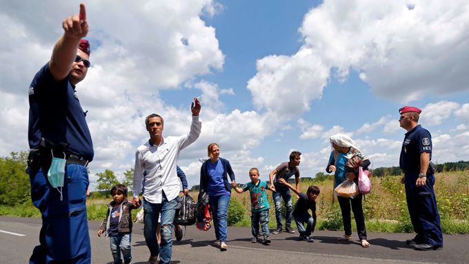 Uprchlíci se v Maďarsku snaží utéct z táborů, kam je místní úřady umisťují. Chtějí se za každou cenu dostat do Německa. Policie se jim v tom snaží zabránit. Podívejte se na video.