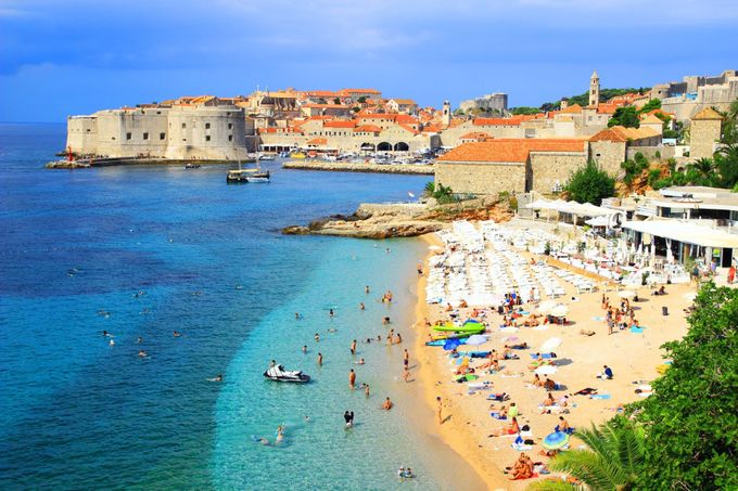 Pláž v oblíbeném chorvatském letovisku Dubrovník.