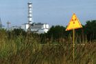 Symboly radioaktivního nebezpečí blízko černobylského sarkofágu označují místa s vysokou úrovní radiace (situace v roce 2005).