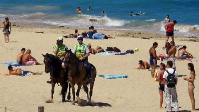 Policisté po útoků mladíků z Blízkého Východu zpřísnila hlídky na pláži.