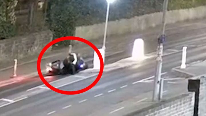 Mladík po "nehodě" záhadně upadal do bezvědomí. Vše vysvětlil kamerový záznam; Zdroj foto: Facebook/Nottinghamshire Police