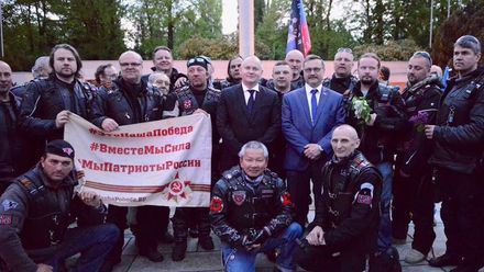 Hejtman Hašek s Putinovými Nočními vlky. Ostudné, uctívání Kremlu a legitimizace gangu, říká opozice