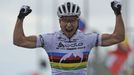 Nino Schurter se raduje z vítězství ve světovém poháru v Novém Městě na Moravě