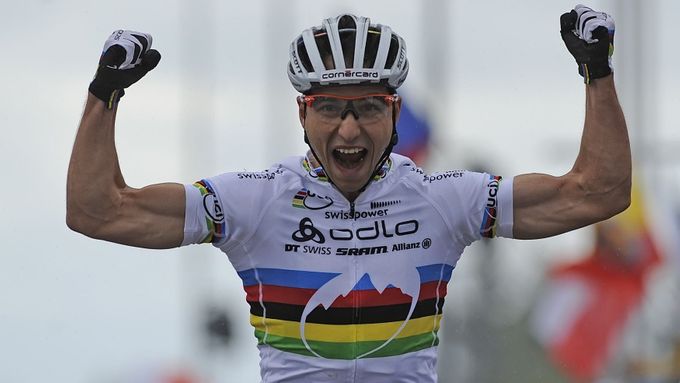 Nino Schurter se raduje z vítězství ve světovém poháru v Novém Městě na Moravě