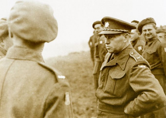 Velitel brigády brig. gen. Alois Liška v rozhovoru s vojáky.