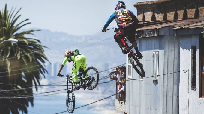 Český biker Tomáš Slavík vyhrál sjezd v ulicích chilského Valparaísa. Podívejte se na tréninkovou jízdu, kterou Čech přímo z kola okomentoval.
