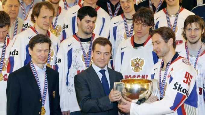 Medveděv s ruskými hokejisty, kteří se stali v neděli mistry světa.