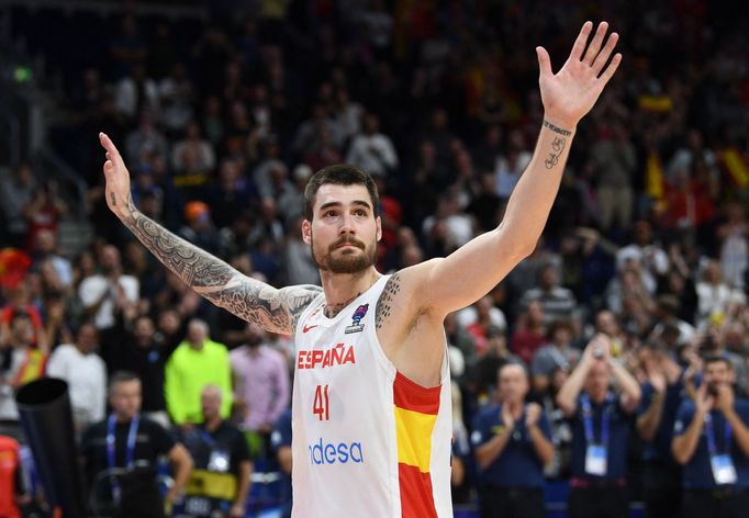 Španělský basketbalista Juancho Hernangómez slaví zlato na ME 2022.