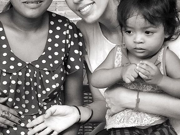 Denisa Augustínová se svou původně dětskou pacientkou v Kambodži. 