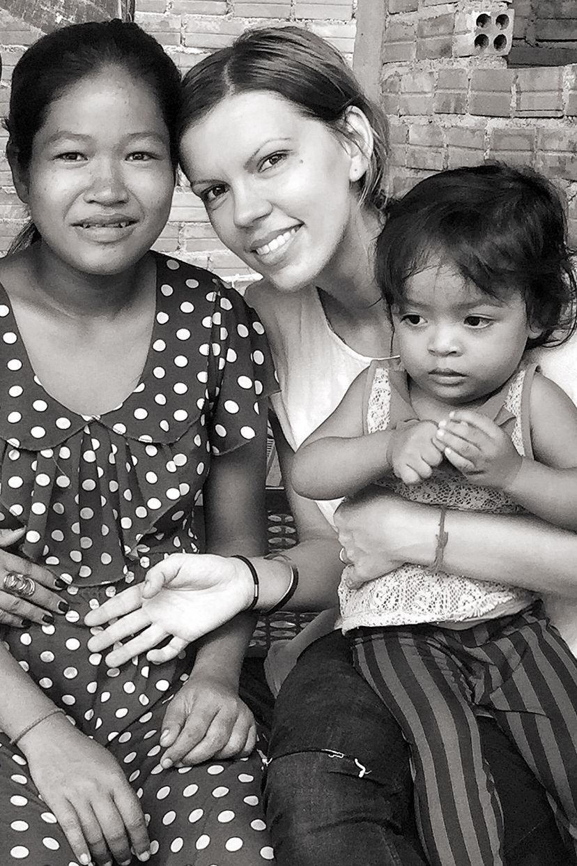 Denisa Augustínová s pacientkami v Kambodži