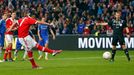 Fotbal, finále Evropské ligy, Chelsea - Benfica: Oscar Cardozo proměňuje penaltu - 1:1