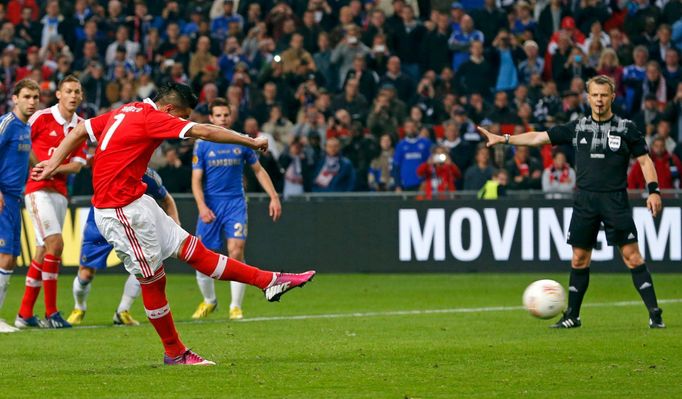 Fotbal, finále Evropské ligy, Chelsea - Benfica: Oscar Cardozo proměňuje penaltu - 1:1