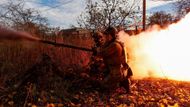 Ukrajinští vojáci odpalují v Avdijivce protitankovou střelu na ruské pozice.