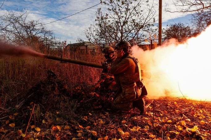 Ukrajinští vojáci odpalují v Avdijivce protitankovou střelu na ruské pozice.